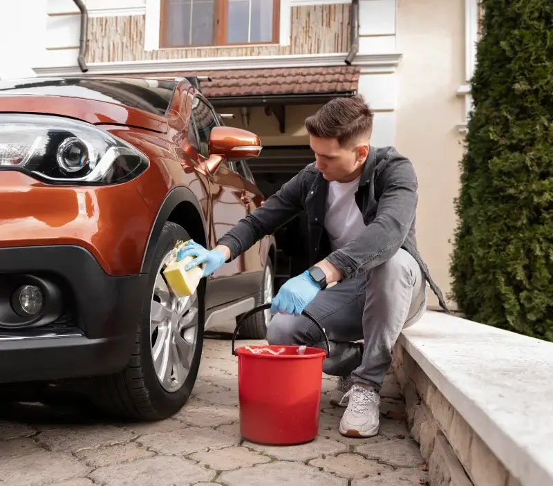 Lavage auto à domicile Lozzi : professionnel intervenant sur un véhicule